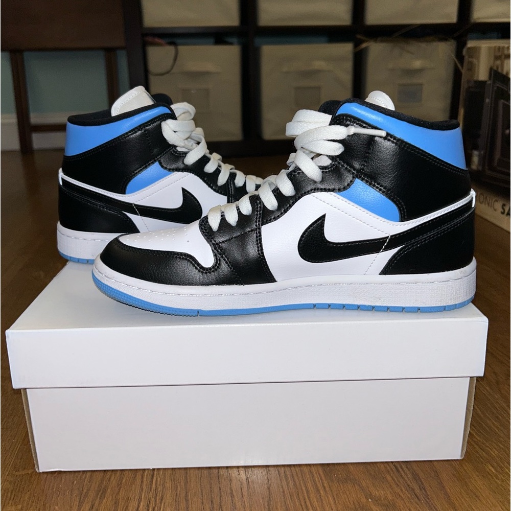 Air Jordan 1 Mid “University Blue”